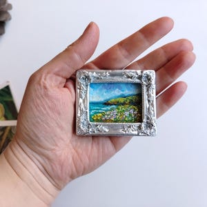 Mini pintura a óleo de paisagem marinha em moldura prateada ornamentada – Pequena arte de paisagem costeira, decoração de parede em miniatura com vista para o mar