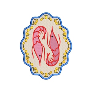 Könnte beinhalten: Gesticktes Design mit zwei rosa Garnelen mit roten Details, vor einem beigefarbenen Hintergrund. Das Design wird von einem blauen, gewellten Rand umrahmt und mit gelben Zitronen verziert. Eine Stickerei zum Thema Nautik.