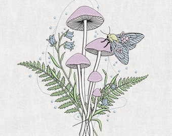Op de afbeelding: Een geborduurd ontwerp met een cluster van lavendelkleurige paddenstoelen met witte stelen, groene varens, blauwe klokjes en een vlinder met blauwe en roze vleugels. Het ontwerp staat op een crèmekleurige achtergrond.