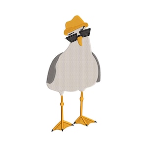 Peut inclure: Un écusson brodé représentant une mouette blanche et grise portant un chapeau fedora jaune et des lunettes de soleil rectangulaires noires. L'oiseau a un bec jaune et de longues pattes jaunes palmées, avec un design à texture brodée.