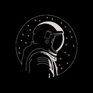 以下が含まれることがあります： ヘルメットをかぶった宇宙飛行士の横顔を白い線画で表現した刺繍ワッペン。黒い円形の背景に、黄色い刺繍の星と点が宇宙飛行士のシルエットの周囲に散りばめられたデザインです。