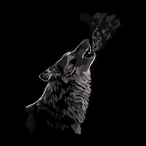 Op de afbeelding: Een wit geborduurd ontwerp op een zwarte achtergrond met een huilende wolf met de kop omhoog gericht. De wolf is afgebeeld met gedetailleerde vachtstructuren en een gestileerde wolk van rook of damp die uit de open bek naar rechtsboven komt.