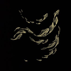 Könnte beinhalten: Schwarzer Hintergrund mit einem goldgestickten Design von Koi-Fischen, die sich kreisförmig bewegen. Die Fische sind mit Linien und Kurven detailliert, wodurch ein fließendes, elegantes Design entsteht.