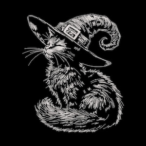 Puede incluir: Un diseño de bordado de líneas blancas sobre fondo negro que muestra a un gato con un sombrero de bruja puntiagudo con hebilla. El gato tiene bigotes largos y está sentado con la cola enroscada alrededor del cuerpo, en estilo de boceto.