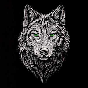 Könnte beinhalten: Detaillierte Schwarz-Weiß-Illustration eines Wolfskopfes mit stechend grünen Augen. Das Kunstwerk weist komplizierte Linien auf, die einen strukturierten Effekt vor dem schwarzen Hintergrund erzeugen. Der Blick des Wolfes ist direkt und intensiv.