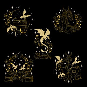 Puede incluir: Una colección de cinco diseños de bordado en color dorado sobre fondo negro que presentan dragones, pilas de libros, coronas de flores, estrellas y fases lunares. El intrincado arte lineal muestra criaturas míticas con elementos literarios.
