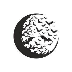 Puede incluir: Un diseño de bordado circular negro que presenta una forma de luna creciente llena de siluetas de numerosos murciélagos volando y ramas de árboles estilizadas. El diseño utiliza el espacio negativo para crear las formas detalladas.