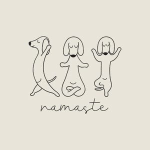 Puede incluir: Gráfico beige con tres perros salchicha en posturas de yoga, dibujados en arte lineal negro. La palabra "namaste" está escrita en cursiva debajo de los perros. El diseño es adecuado para los entusiastas del yoga y los amantes de los perros.
