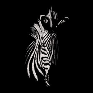 Pode incluir: Um design bordado de uma cabeça de zebra de perfil, feito com fio branco sobre um fundo preto sólido. A obra apresenta costuras detalhadas para capturar o padrão característico de listras pretas e brancas do animal.