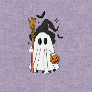 Op de afbeelding: Een geborduurd ontwerp op een lichtpaarse stoffen achtergrond met een wit spookje dat een zwarte heksenhoed draagt. Het spookje houdt een bruine bezemsteel en een oranje pompoenemmer vast, omringd door twee kleine zwarte vleermuizen en sterren.