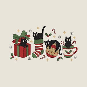 Puede incluir: Un diseño de bordado con cuatro gatos negros de ojos grandes. Un gato está en una caja de regalo a rayas rojas y verdes con un lazo verde, otro en un calcetín navideño, otro sobre un adorno rojo y dorado, y otro en una taza con bastones de caramelo.