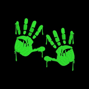 Op de afbeelding: Een grafisch ontwerp met twee heldere neongroene handafdrukken tegen een effen zwarte achtergrond. De handafdrukken lijken een druipende, vloeibare textuur te hebben, met verticale lijnen die vanaf de vingertoppen naar beneden lopen.