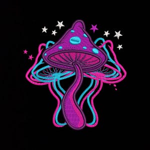 Peut inclure: Un motif de broderie représentant un champignon violet central avec des taches et des lamelles bleu vif, flanqué de deux champignons roses plus petits avec des lamelles bleues. L'ensemble est agrémenté de petites étoiles blanches et roses.