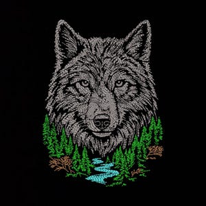 Puede incluir: Un diseño bordado sobre fondo negro que presenta una cabeza de lobo gris detallada sobre un paisaje de pinos de color verde vibrante y un río sinuoso de color azul claro. El lobo tiene texturas de pelaje intrincadas y ojos atentos.