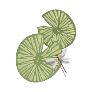 Puede incluir: Diseño bordado con dos hojas de nenúfar verde claro con vetas detalladas. Una libélula blanca y marrón descansa sobre las hojas. El diseño está sobre un fondo blanco, creando un tema inspirado en la naturaleza.