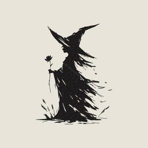 Può includere: Un'illustrazione a inchiostro nero di una figura che indossa un cappello alto e appuntito e una lunga veste fluida. La figura è mostrata di profilo, mentre tiene un singolo fiore in una mano. Il design presenta tratti irregolari e testurizzati.