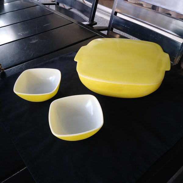 Vintage 1960's Pyrex ice cream set.  Lively yellow large bowl with lid and two matching bowls by Pyrex.