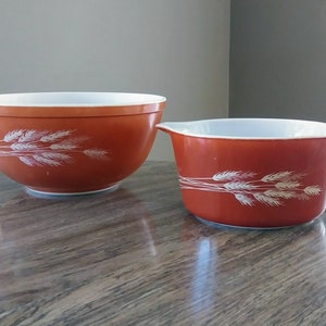 Vintage Pyrex Autumn Harvest wheat, 1 L. cinderella casserole dish and matching 2.5 L mixing bowl.