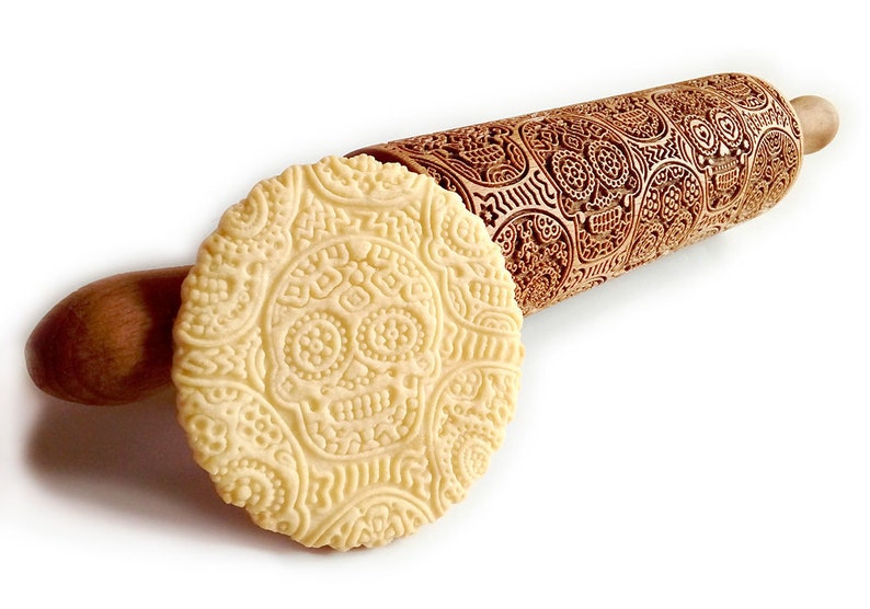 engraved rolling pin withsugar scull pattern