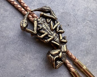 Corbata de bolo con diseño de escorpión grande: latón o plata esterlina, estilo occidental, hecha a mano en Arizona