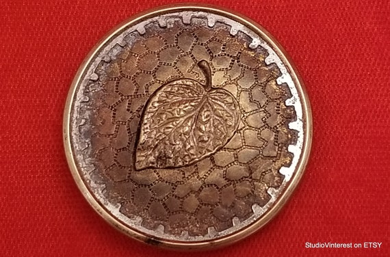 Beautiful Victorian Button with Leaf / Vintage But