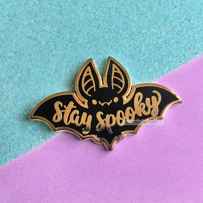 Stay Spooky Bat Hard Enamel Pin Cute Goth Lapel Pin Halloween Black Bats Pin immagine 1