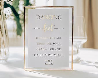 Letrero de boda con pies bailando en lámina dorada: decoración de cesta de chanclas