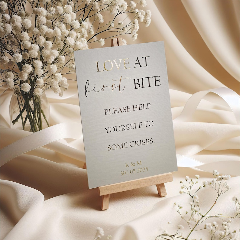 Gepersonaliseerd bord met knapperige staaf voor bruiloft: elegant goudfoliedecor afbeelding 1