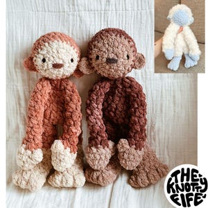 以下が含まれることがあります： 茶色とベージュの毛皮のついた、かぎ針編みで作ったぬいぐるみのおさるさんが2体。おさるさんは白い表面の上に立っています。画像には、青いアクセントのついた、かぎ針編みで作った白いイエティのぬいぐるみも含まれています。画像には「© 2025 The Knotty Fife」というテキストが表示されています。