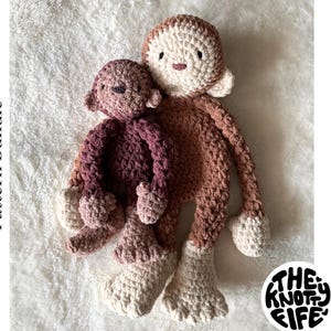 以下が含まれることがあります： 茶色、ピンク、クリーム色の2体の編みぐるみビッグフット/イエティ人形。大きな人形は薄茶色で、足と顔はクリーム色。小さな人形は濃いピンクがかった茶色です。「PDF Banjo + Bramble Bigfoot/Yeti Pattern Bundle」の文字が見えます。