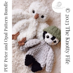 Könnte beinhalten: PDF-Musterpaket zum Häkeln von zwei Plüschtieren: einem weißen, flauschigen Pinguin und einem grauen Pinguin mit grünem Hut. © 2023 The Knotty Fife.