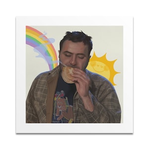 Pode incluir: Um homem com uma camisa xadrez está comendo um sanduíche. Ele está sorrindo e olhando para a câmera. Há um arco-íris e um sol com um rosto sorridente no fundo.