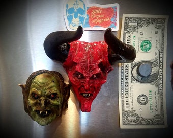 Juego de imanes de 2 piezas inspirado en la leyenda del cine fantástico de los años 80 Darkness y Meg Muckelbones.