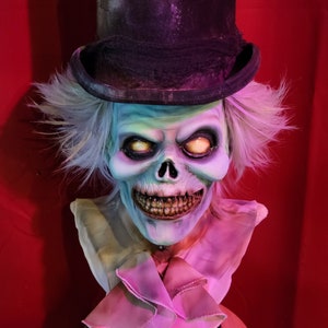 Una casa braccata, una villa, una scatola per cappelli, uno spettro, un fantasma, un busto XL