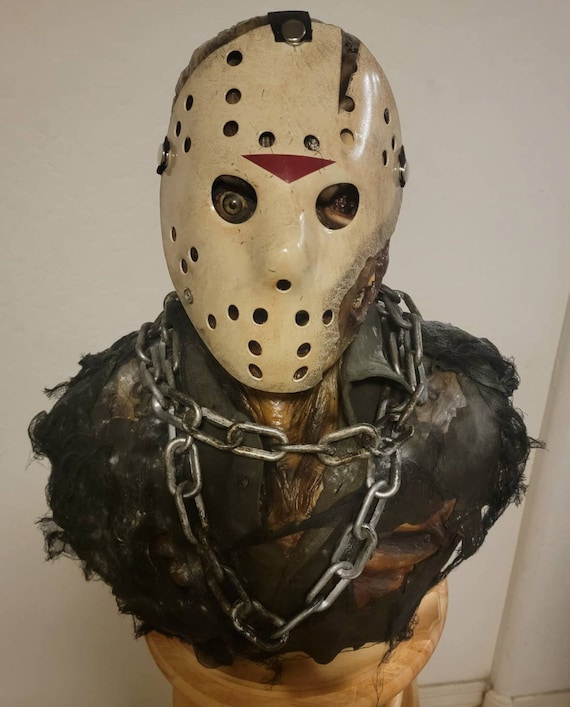 胸部と肋骨が露出したフルサイズのスーパーデラックス版