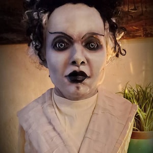Op Bride of Frankenstein op universele monsters geïnspireerde propbuste op ware grootte