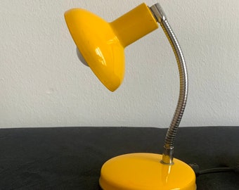 Anni 70 Lampada  da comodino, da tavolo, anni 70 giallo, metallo laccato, VENETA LUMI made in italy