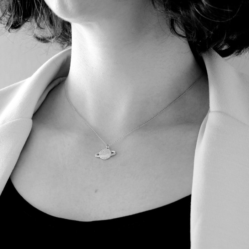 SATURNE Collier avec pendentif planète argentée Bijou céleste bohème image 3