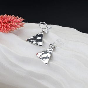 FUJI | Dreieckige Ohrringe aus gehämmertem Silber mit unsichtbaren Clips | Ohrringe für nicht durchstochene Ohren | CS Atelier Schmuck