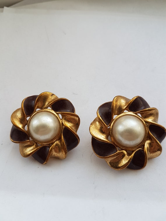 4cm black .gilt .with large faux pearl centre