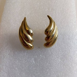 Gilt ribbed wings 3 x 1.5cm studs