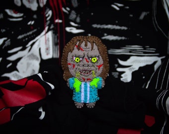De Exorcist Demon Doll Regan Horror Movie Griezelige Leuke Kunst Sleutelhanger Halloween Handgemaakte Cadeau Gotische Accessoires Collectible Knuffel
