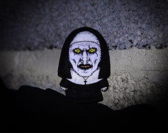 Tha Nun Valak Demon Horror Película Película Llavero hecho a mano Muñeca Espeluznante Espeluznante Arte Encanto