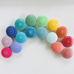 Puxadores personalizados ou puxadores de gaveta, puxadores de armário mandala pintados à mão, madeira, decoração de praia costeira boho boho cottage, 1,5" ou 2" personalizável