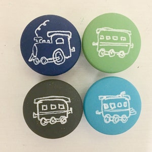Vliegtuigen, treinen, boten, auto's, raketten! Lade- of kastknoppen voor de kinderkamer of kinderkamer. Blauw rood oranje groen grijs… 25 kleuren!