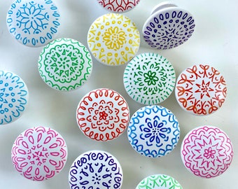 Handgeschilderde mandala kastknop: witte berken, boho regenboog decor