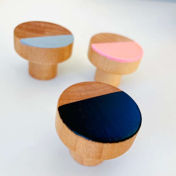 Perillas o tiradores de cajones de madera modernos, minimalistas de madera maciza personalizados con 40 opciones de color, 1,5" con decoración contemporánea de tornillos