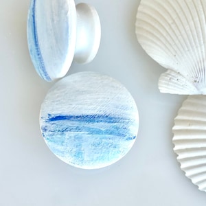 Puxadores de oceano. Paisagem marinha abstrata pintada à mão para puxadores de armários ou gavetas, madeira maciça com parafusos. Decoração de praia costeira, 3,8 cm ou 5 cm (1 puxador)