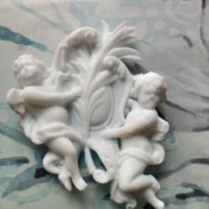 1/12 Scale Dollhouse Wall Plaque Moulding Cherubs