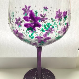 Hand Painted Gin Balloon Glass: Purple Flower Cocktail Glass (500ml)